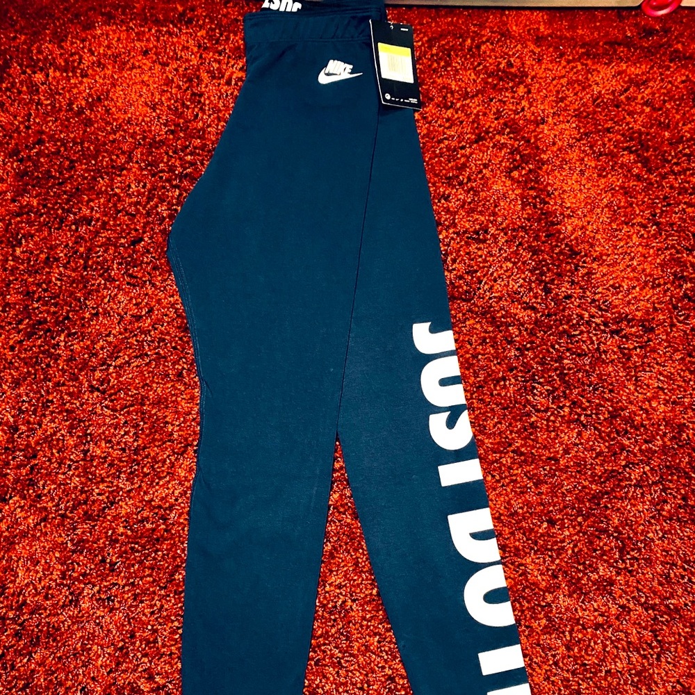 NEW Nike women’s Essential High Rise Leggings